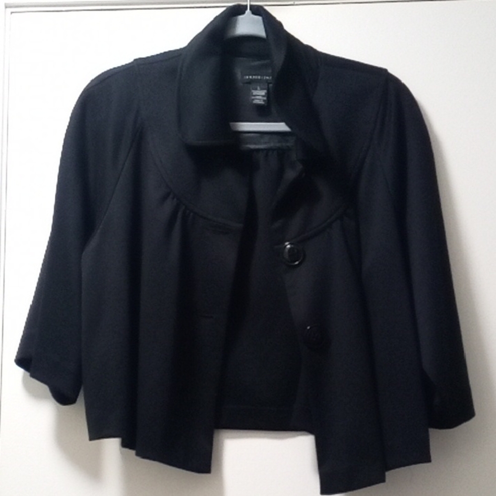 Black Structured Blazer with Open Front and Three-Quarter Sleeves
